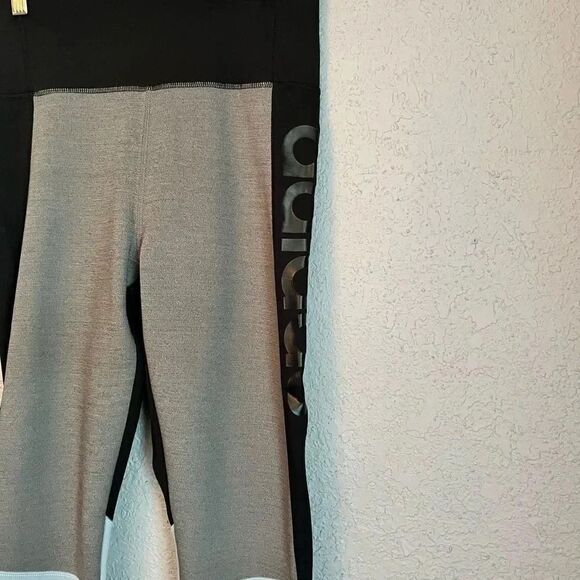 Adidas Womens Athletic Capri Workout Leggings Colorblock Size Medium - Picture 2 of 5